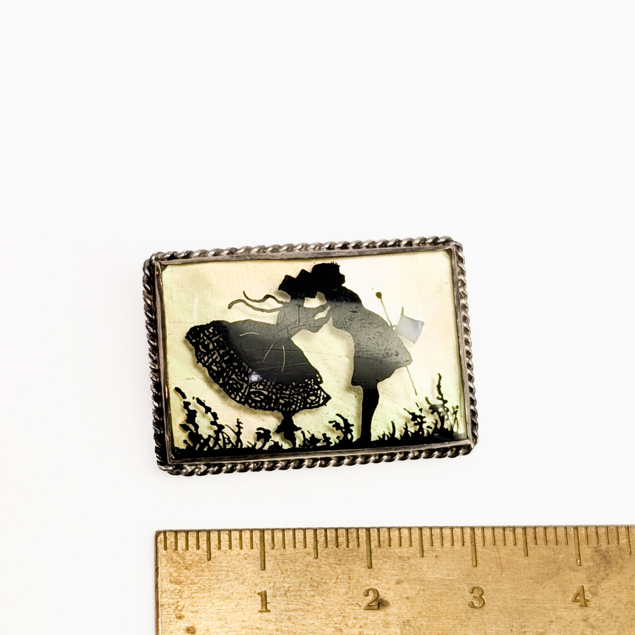 Vintage Sterling Silver Brooch – Couple Kissing Scene #67056 Vintage Sterling Silver Brooch – Couple Kissing Scene #67056 - Image 3