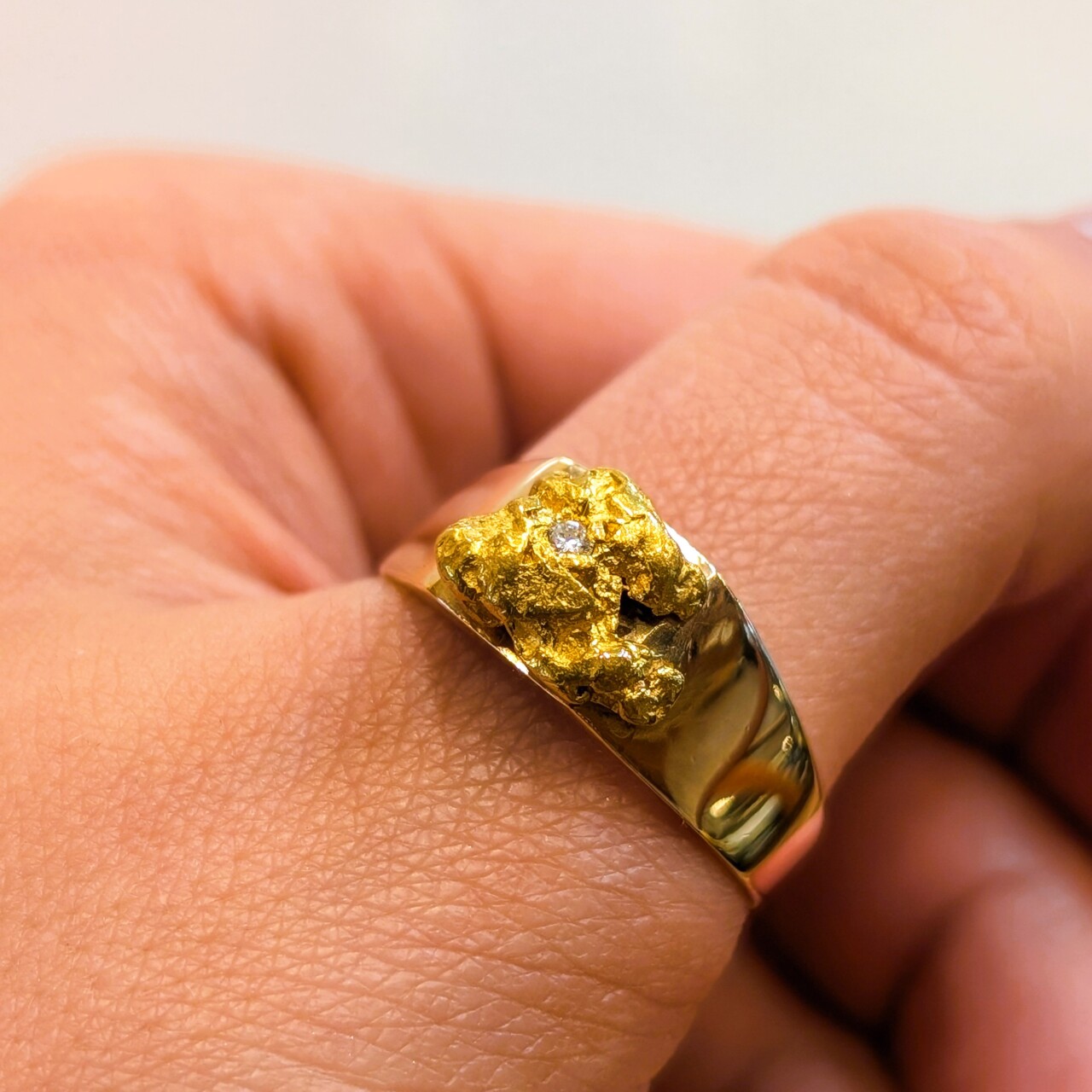 9ct Yellow Gold Ring with 23ct Diamond-Set Nugget 5.9g – Size X #67186 9ct Yellow Gold Ring with 23ct Diamond-Set Nugget 5.9g – Size X #67186 - Image 2