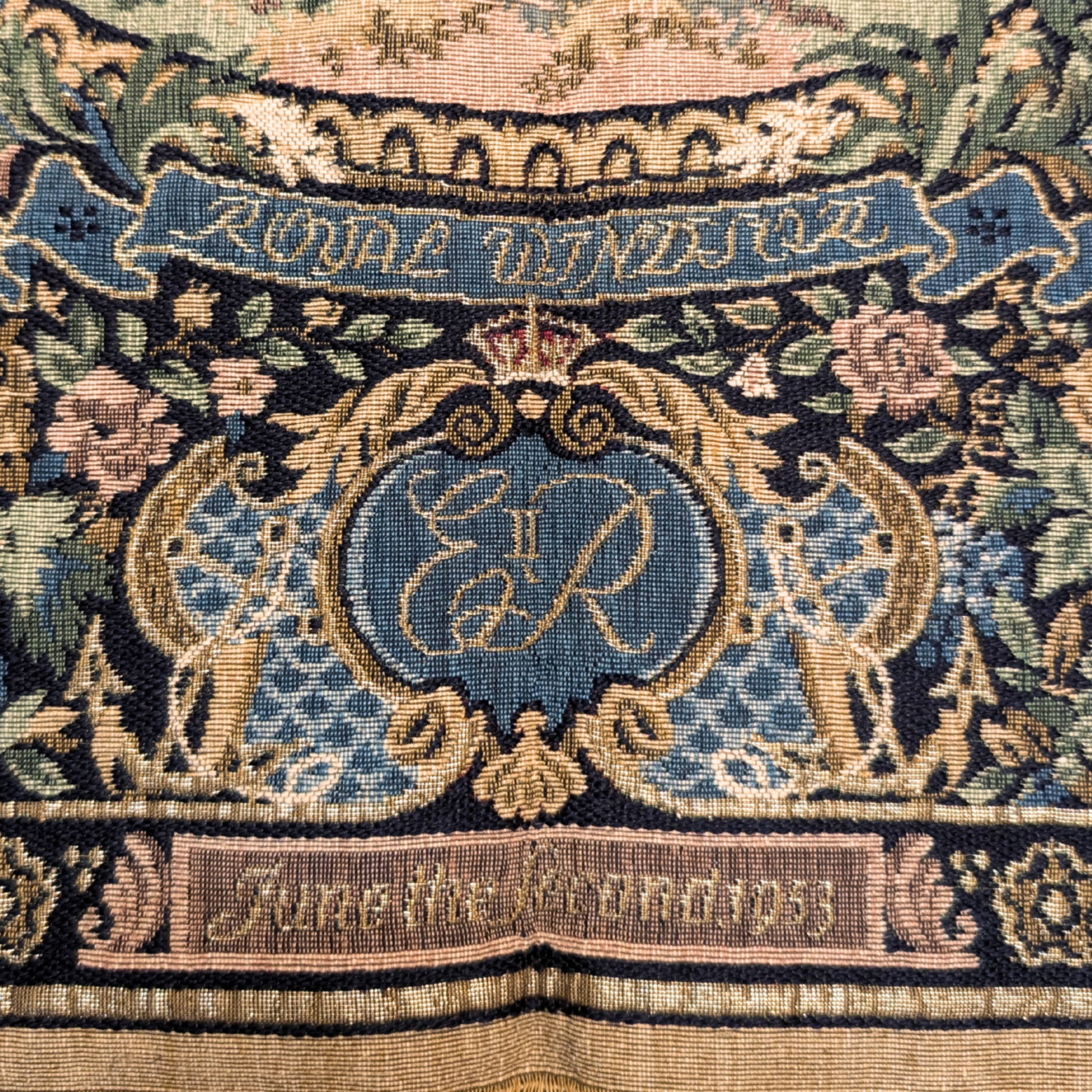 Vintage Listers of Bradford Royal Windsor Tapestry ERII #66652 Vintage Listers of Bradford Royal Windsor Tapestry ERII #66652 - Image 7