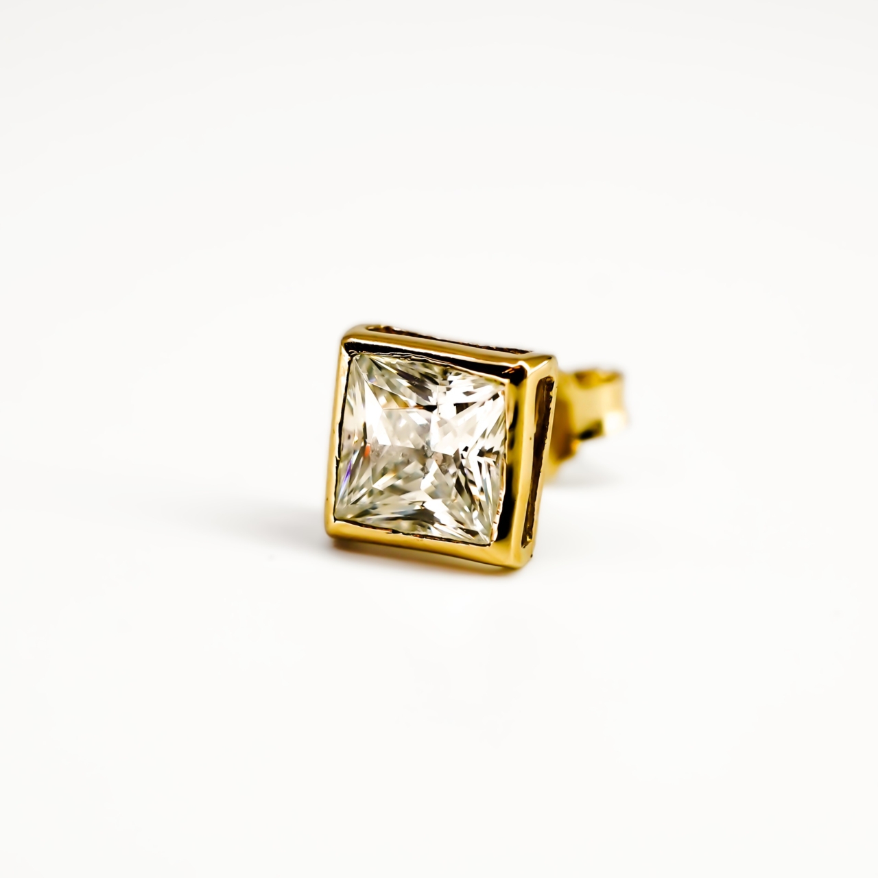 9ct Yellow Gold Square CZ Stud Earring #68290 9ct Yellow Gold Square CZ Stud Earring #68290 - Image 3