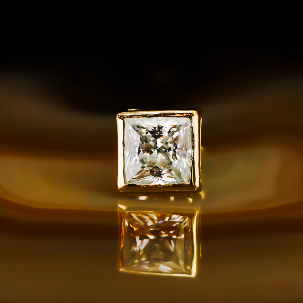 9ct Yellow Gold Square CZ Stud Earring #68290 9ct Yellow Gold Square CZ Stud Earring #68290 - Image 2