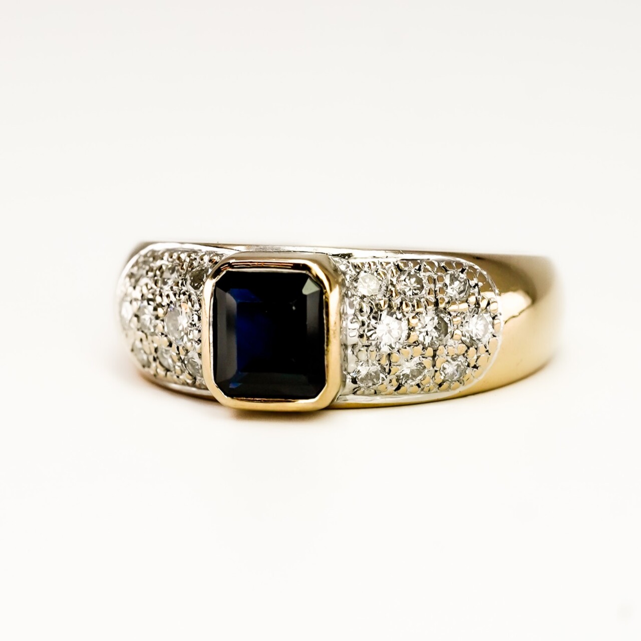 Australian Sapphire & Diamond Ring – 18ct Yellow Gold - Val $5,995 – Size P½ #68624 Australian Sapphire & Diamond Ring – 18ct Yellow Gold - Val $5,995 – Size P½ #68624