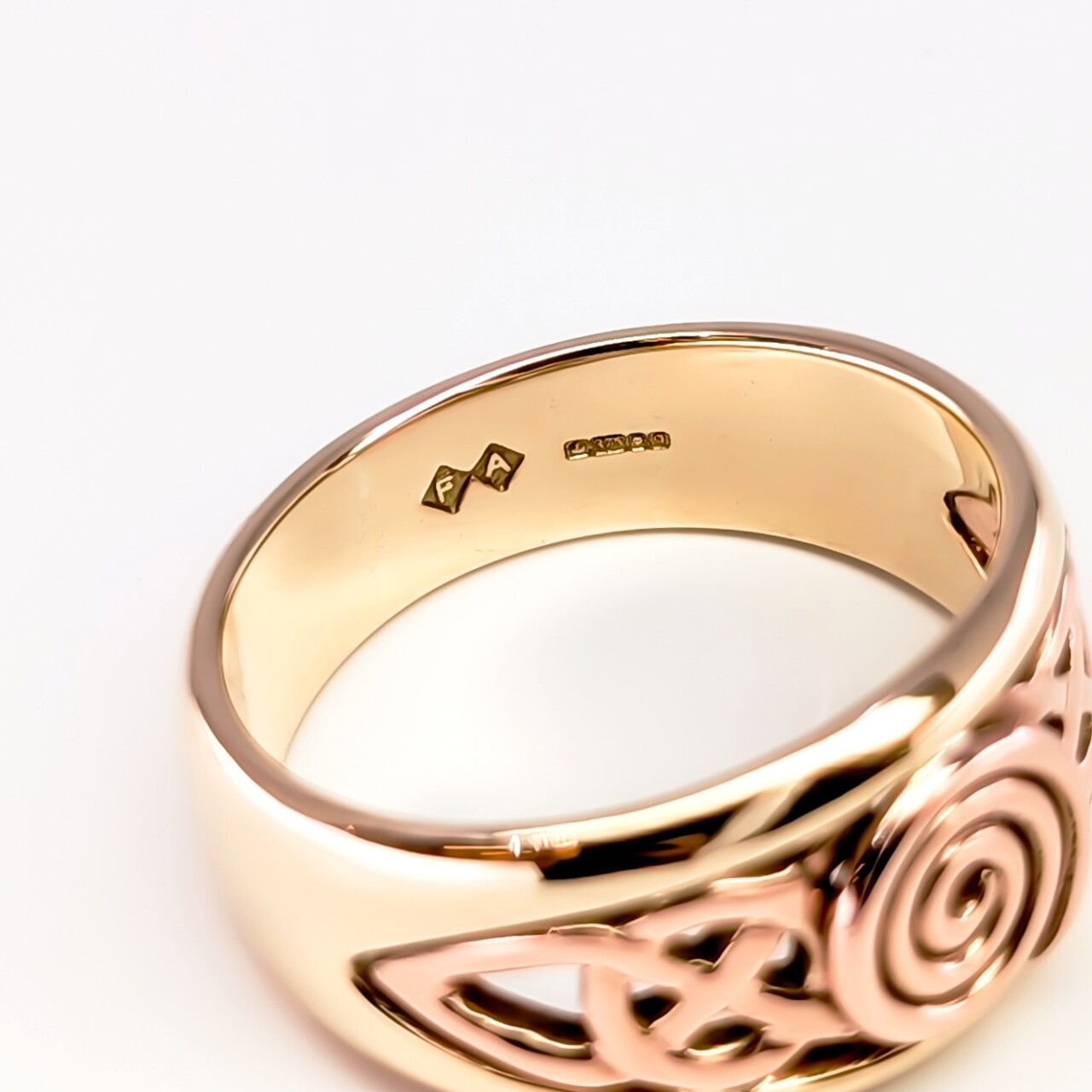 Vintage 9ct Yellow & Rose Gold Celtic Ring - Birmingham c.1971 - Size U #67859 Vintage 9ct Yellow & Rose Gold Celtic Ring - Birmingham c.1971 - Size U #67859 - Image 4