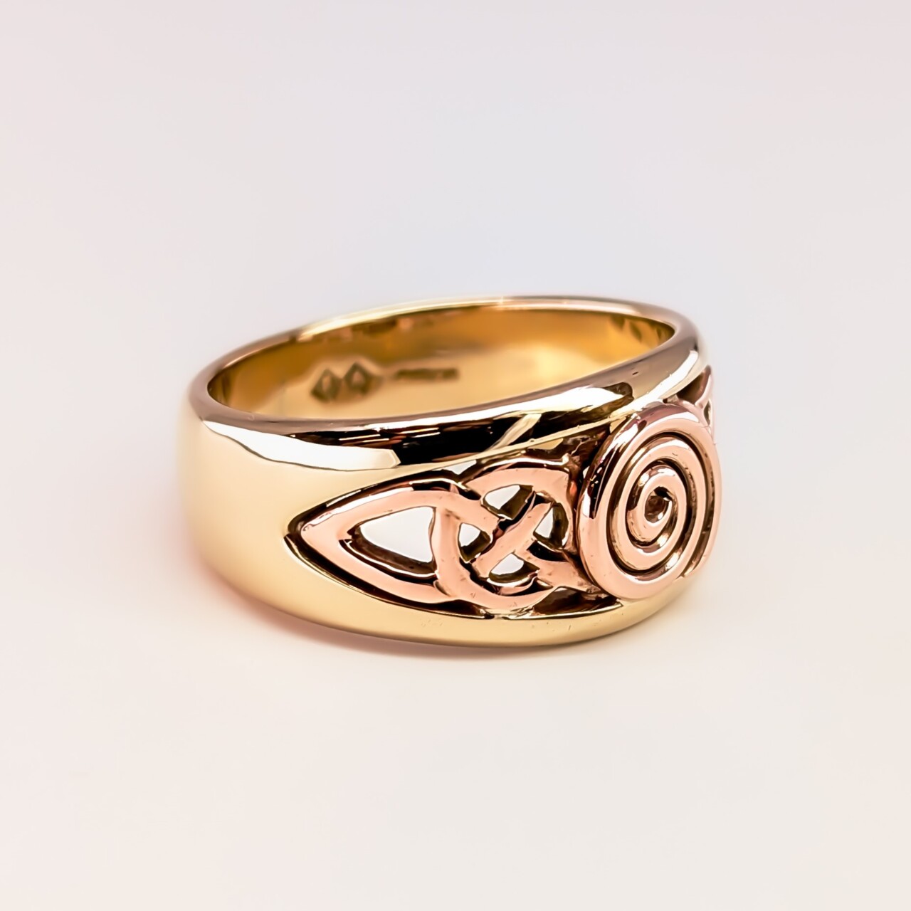 Vintage 9ct Yellow & Rose Gold Celtic Ring - Birmingham c.1971 - Size U #67859 Vintage 9ct Yellow & Rose Gold Celtic Ring - Birmingham c.1971 - Size U #67859 - Image 8