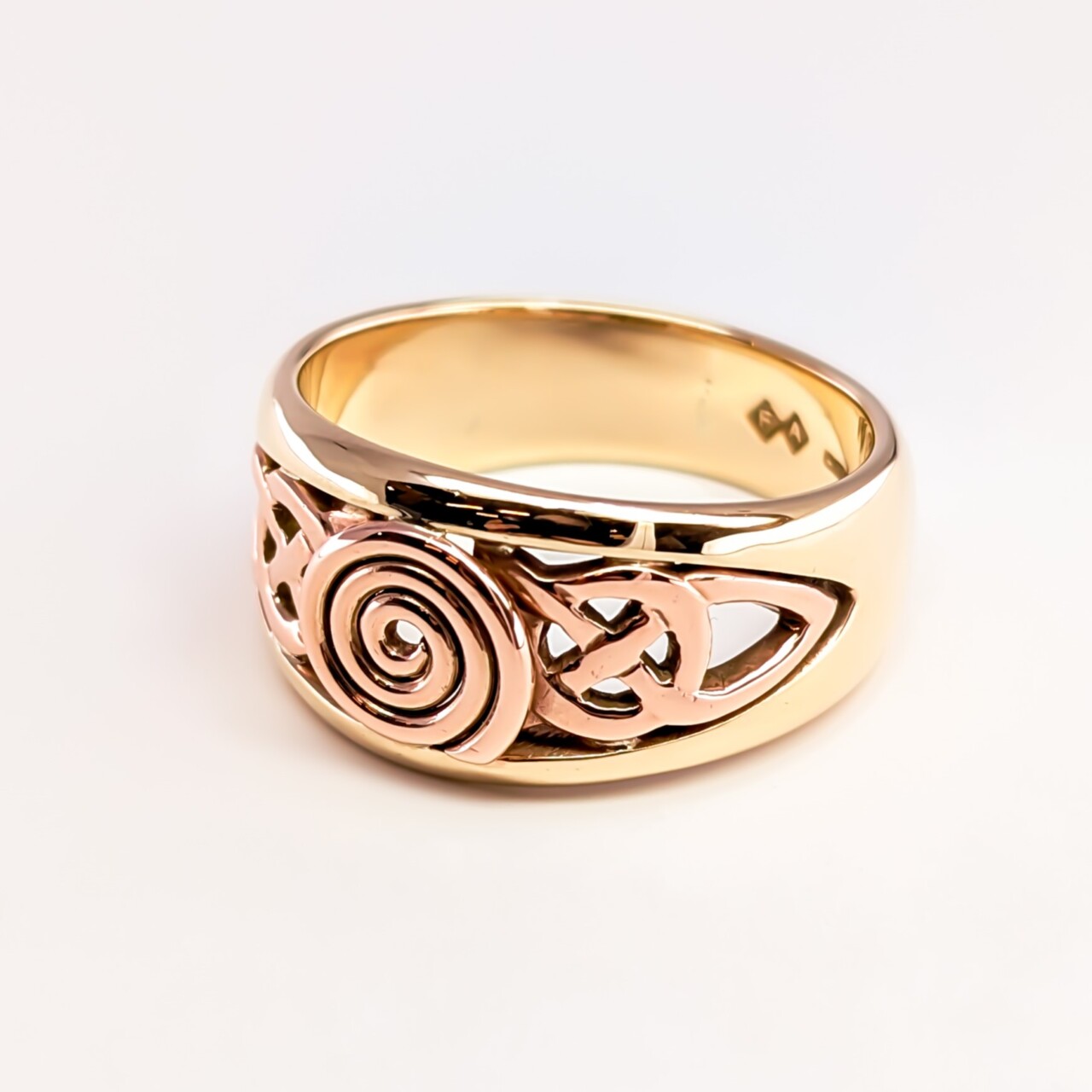 Vintage 9ct Yellow & Rose Gold Celtic Ring - Birmingham c.1971 - Size U #67859 Vintage 9ct Yellow & Rose Gold Celtic Ring - Birmingham c.1971 - Size U #67859 - Image 3