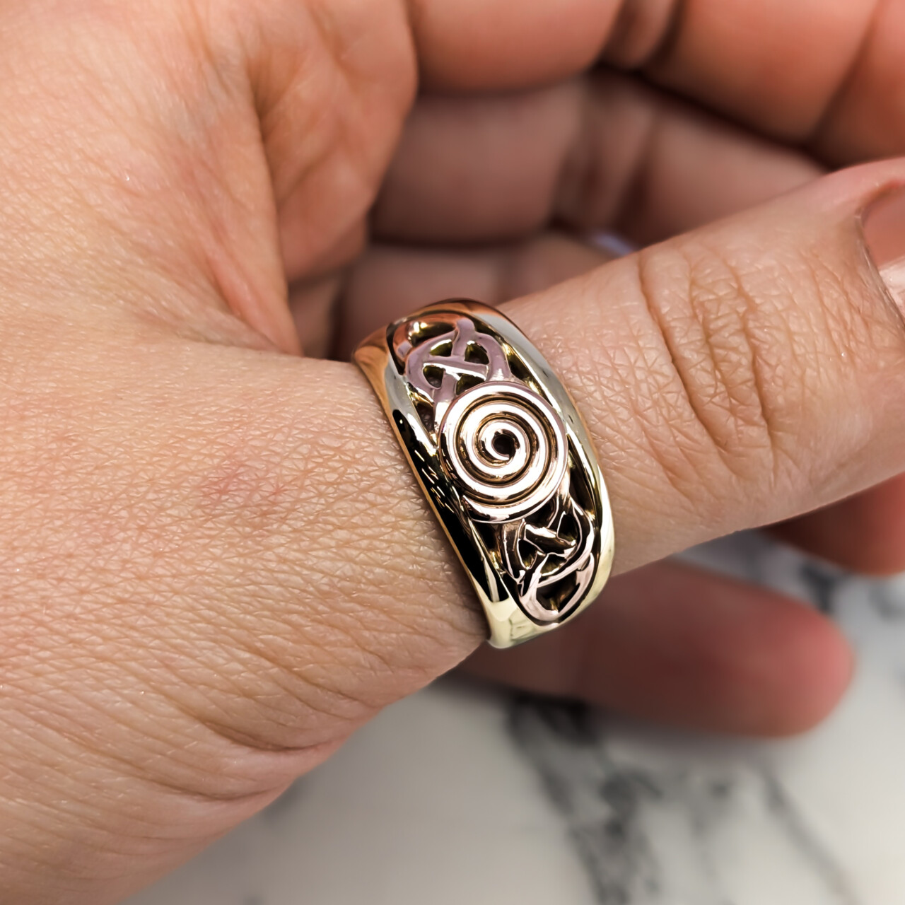 Vintage 9ct Yellow & Rose Gold Celtic Ring - Birmingham c.1971 - Size U #67859 Vintage 9ct Yellow & Rose Gold Celtic Ring - Birmingham c.1971 - Size U #67859 - Image 2