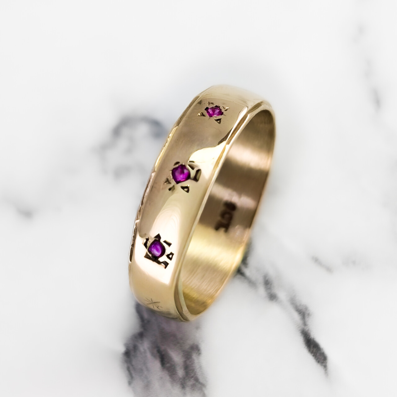 Vintage 9ct Yellow Gold Ruby Trilogy Band Ring - Size O - 5mm Wide #67505 Vintage 9ct Yellow Gold Ruby Trilogy Band Ring - Size O - 5mm Wide #67505