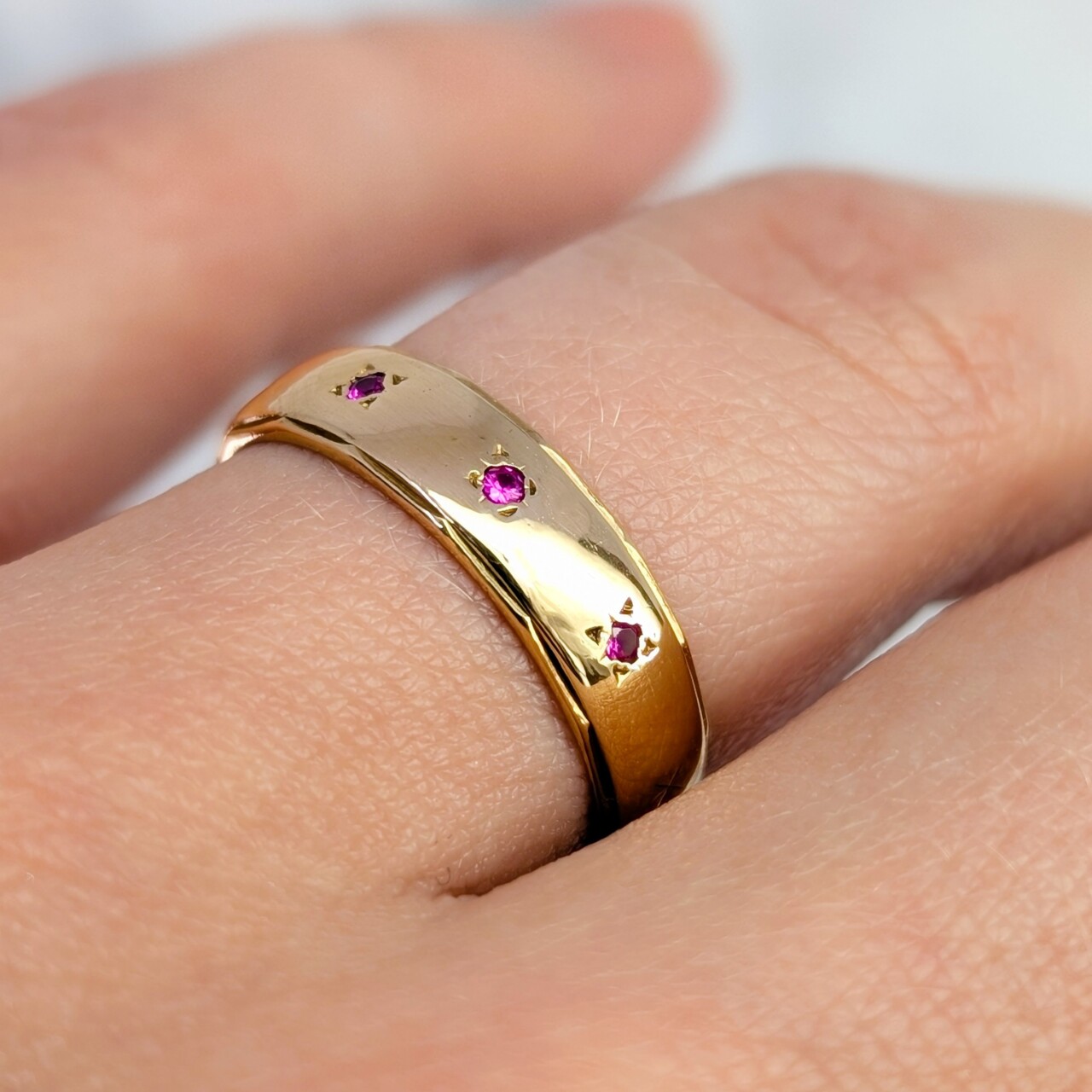 Vintage 9ct Yellow Gold Ruby Trilogy Band Ring - Size O - 5mm Wide #67505 Vintage 9ct Yellow Gold Ruby Trilogy Band Ring - Size O - 5mm Wide #67505 - Image 2