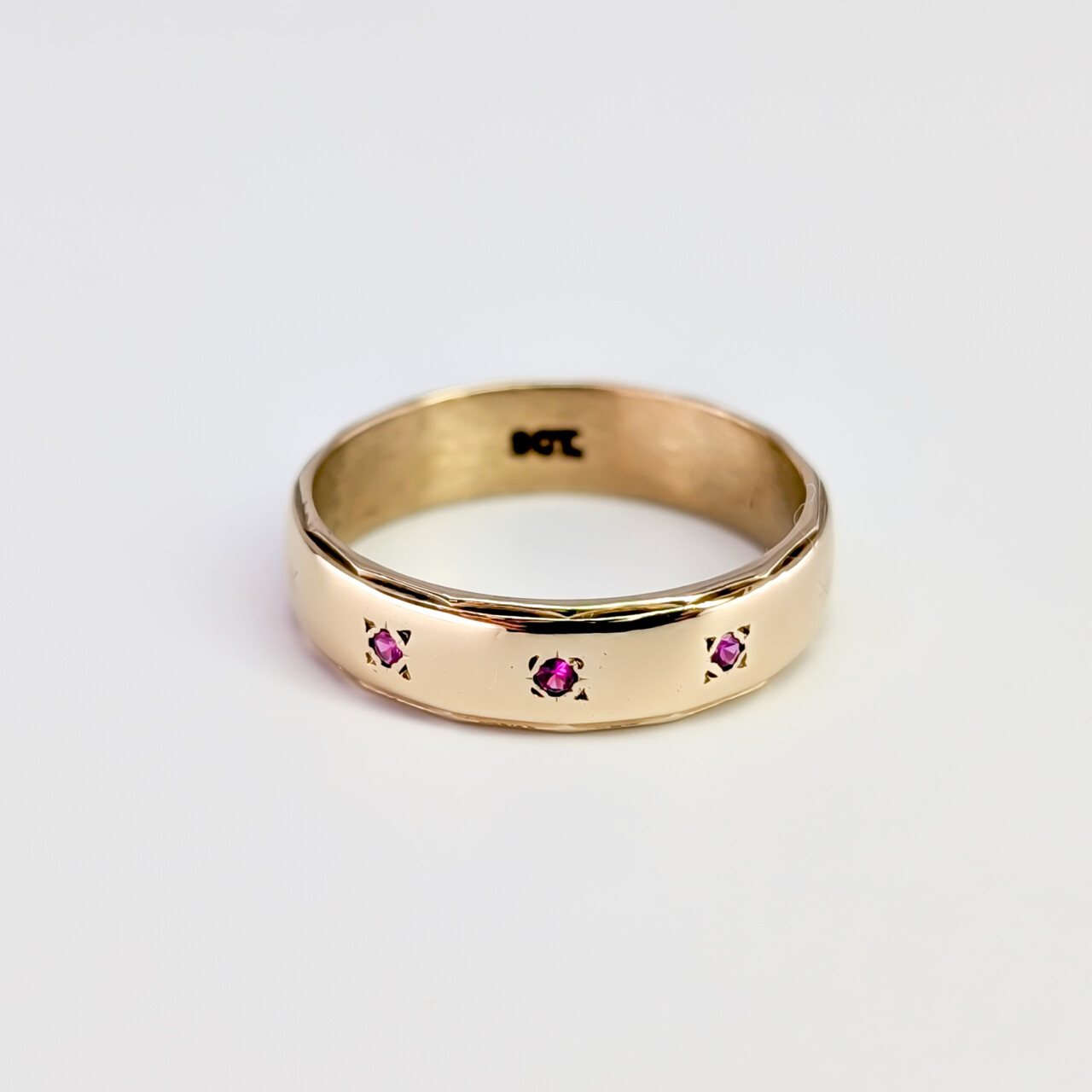 Vintage 9ct Yellow Gold Ruby Trilogy Band Ring - Size O - 5mm Wide #67505 Vintage 9ct Yellow Gold Ruby Trilogy Band Ring - Size O - 5mm Wide #67505 - Image 3