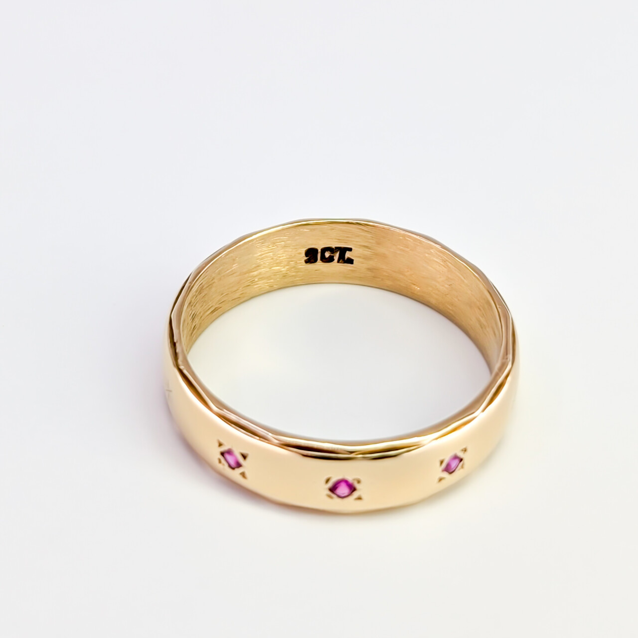 Vintage 9ct Yellow Gold Ruby Trilogy Band Ring - Size O - 5mm Wide #67505 Vintage 9ct Yellow Gold Ruby Trilogy Band Ring - Size O - 5mm Wide #67505 - Image 4