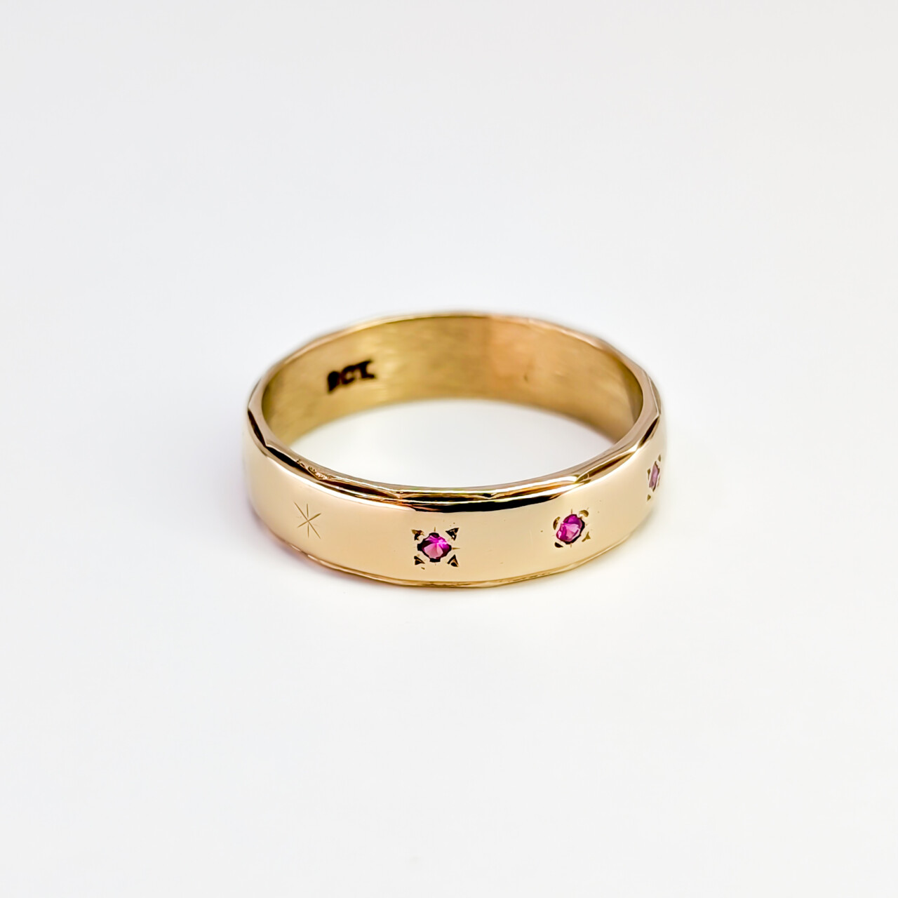 Vintage 9ct Yellow Gold Ruby Trilogy Band Ring - Size O - 5mm Wide #67505 Vintage 9ct Yellow Gold Ruby Trilogy Band Ring - Size O - 5mm Wide #67505 - Image 5