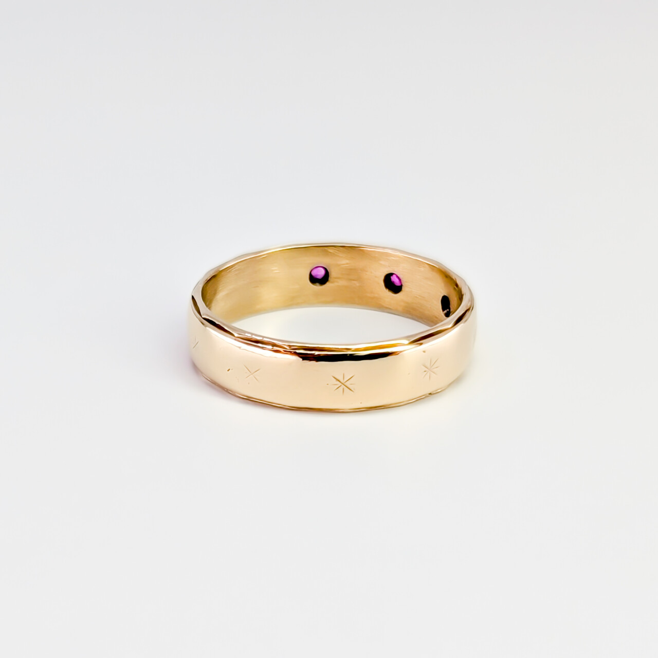 Vintage 9ct Yellow Gold Ruby Trilogy Band Ring - Size O - 5mm Wide #67505 Vintage 9ct Yellow Gold Ruby Trilogy Band Ring - Size O - 5mm Wide #67505 - Image 6