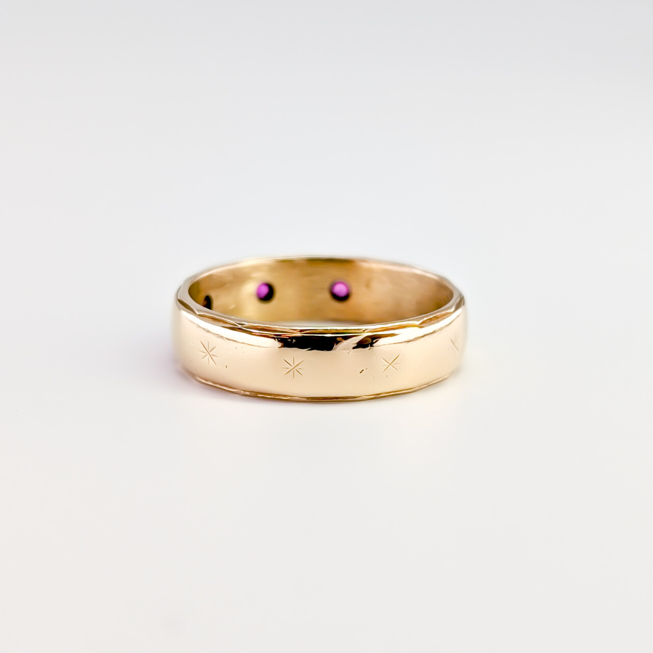 Vintage 9ct Yellow Gold Ruby Trilogy Band Ring - Size O - 5mm Wide #67505 Vintage 9ct Yellow Gold Ruby Trilogy Band Ring - Size O - 5mm Wide #67505 - Image 8
