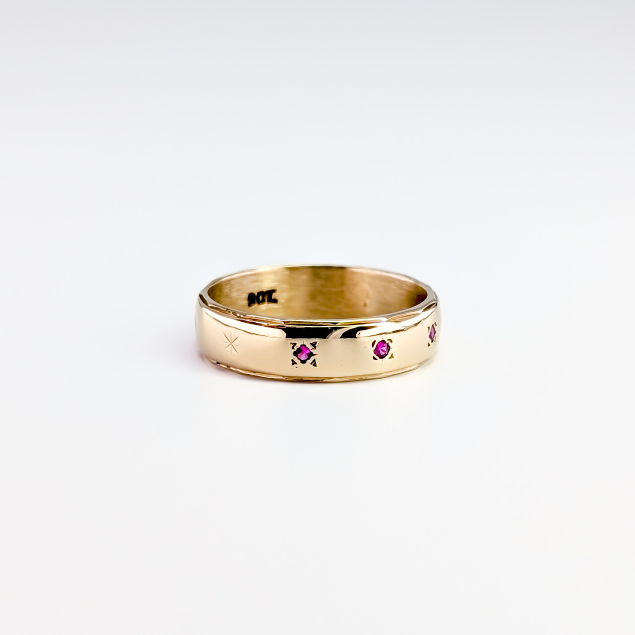 Vintage 9ct Yellow Gold Ruby Trilogy Band Ring - Size O - 5mm Wide #67505 Vintage 9ct Yellow Gold Ruby Trilogy Band Ring - Size O - 5mm Wide #67505 - Image 9