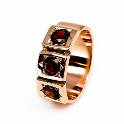 Monty's Vintage 9ct Rose Gold Wide Garnet Trilogy Band - Ring Size P #68296