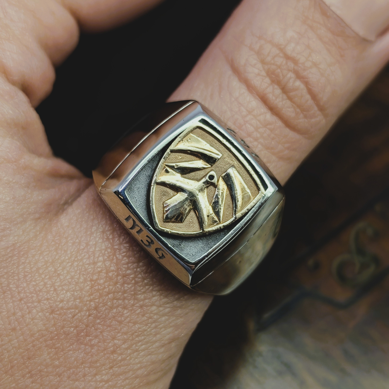 Heavy Solid 9ct Yellow Gold Military Style Signet Ring – Size Z+6 #67853 Heavy Solid 9ct Yellow Gold Military Style Signet Ring – Size Z+6 #67853 - Image 3