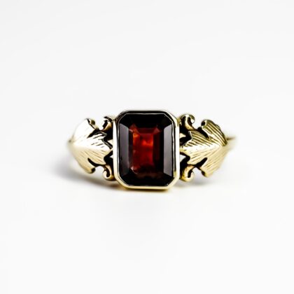 Vintage 9ct Yellow Gold Garnet Ring Size O #68504