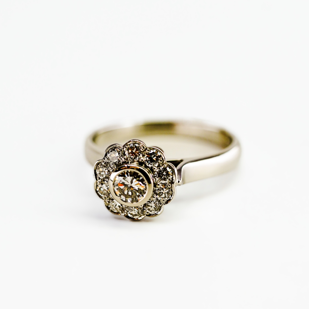 18ct White Gold 0.57ct Diamond Flower Cluster Ring Size O½ #69327 18ct White Gold 0.57ct Diamond Flower Cluster Ring Size O½ #69327 - Image 4