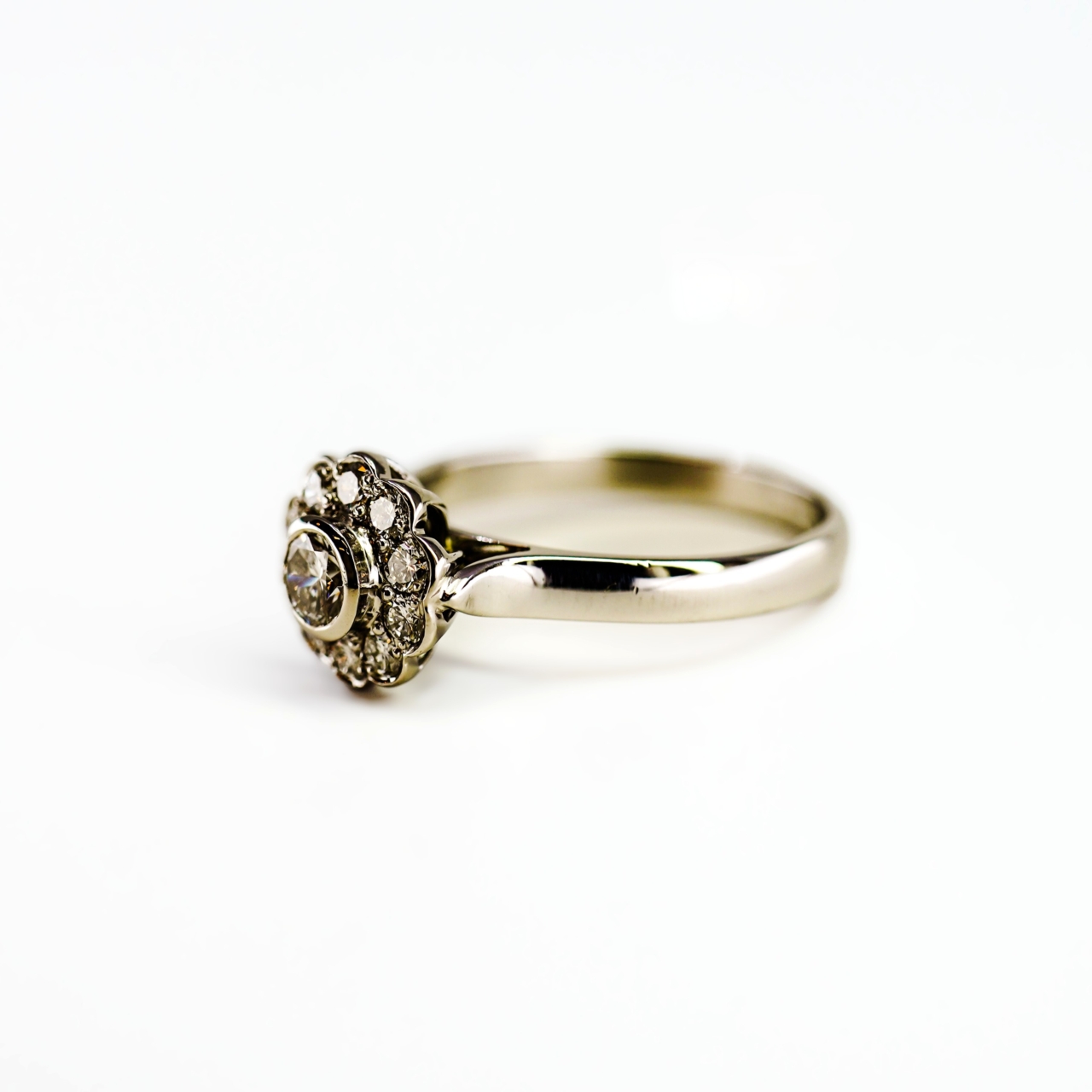 18ct White Gold 0.57ct Diamond Flower Cluster Ring Size O½ #69327 18ct White Gold 0.57ct Diamond Flower Cluster Ring Size O½ #69327 - Image 5