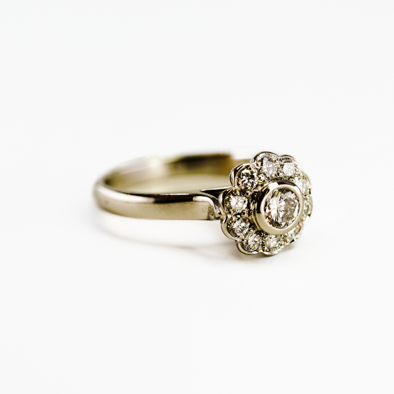 18ct White Gold 0.57ct Diamond Flower Cluster Ring Size O½ #69327 18ct White Gold 0.57ct Diamond Flower Cluster Ring Size O½ #69327 - Image 9
