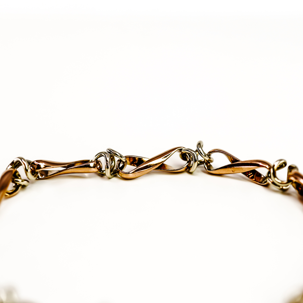 9ct Two-Tone Gold Knot Link Bracelet | Rose & White Gold | 19cm | 8.8g | Hallmarked 9ct #70152 9ct Two-Tone Gold Knot Link Bracelet | Rose & White Gold | 19cm | 8.8g | Hallmarked 9ct #70152 - Image 5