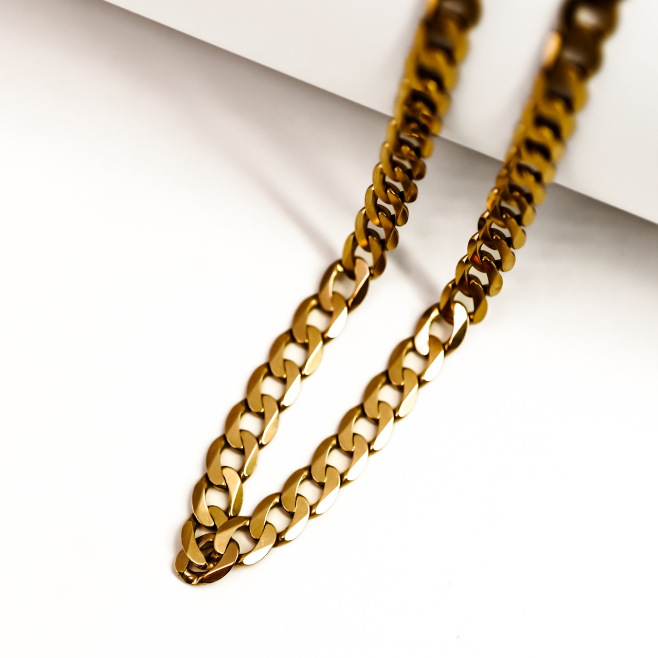 9ct Yellow Gold Curb Chain | Italian | 57cm | 5.8mm | Hallmarked 375 Italy | 22.3g #70428 9ct Yellow Gold Curb Chain | Italian | 57cm | 5.8mm | Hallmarked 375 Italy | 22.3g #70428 - Image 2