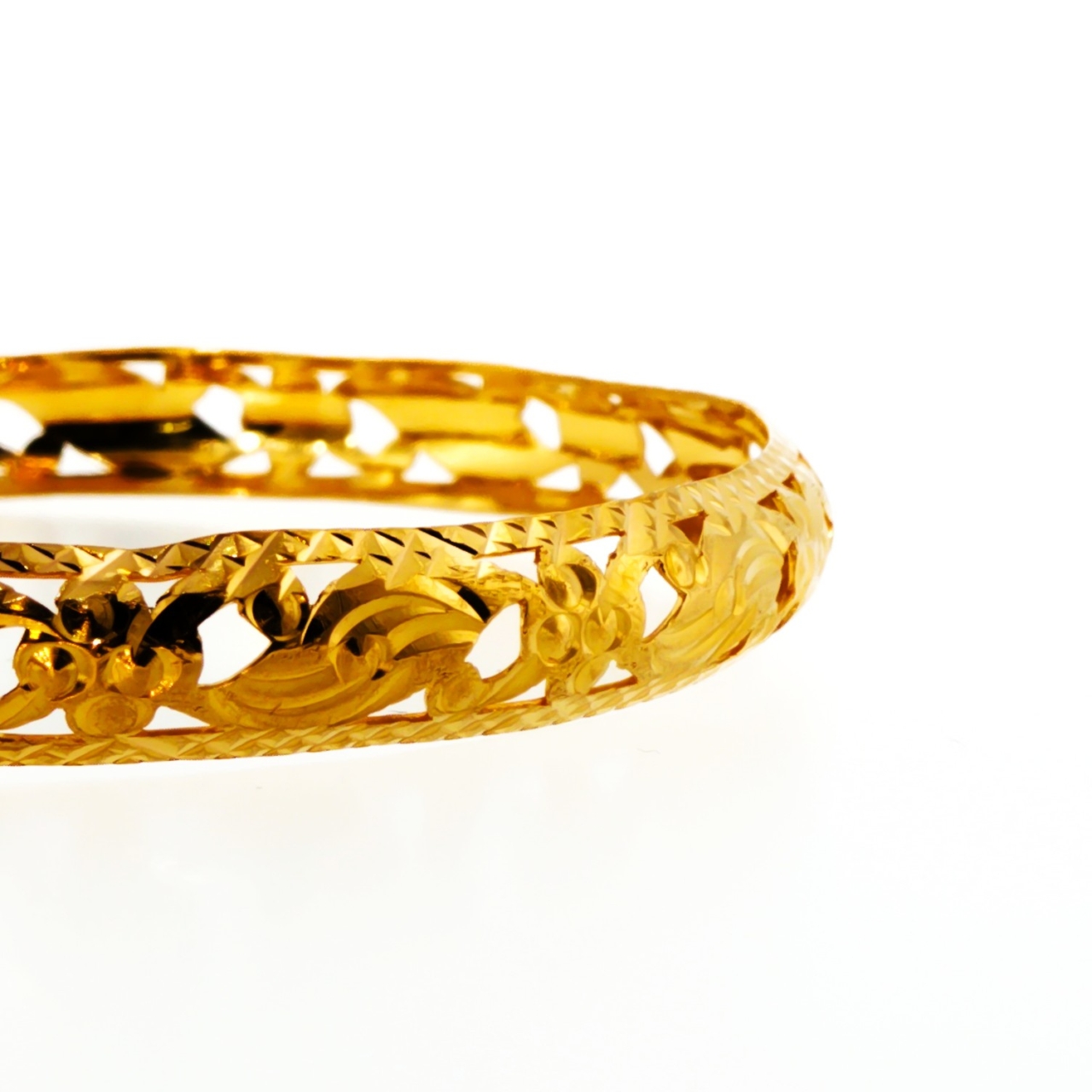 22ct Yellow Gold Pierced Scrollwork Bangle | Hallmarked 22ct #70638 22ct Yellow Gold Pierced Scrollwork Bangle | Hallmarked 22ct #70638 - Image 8
