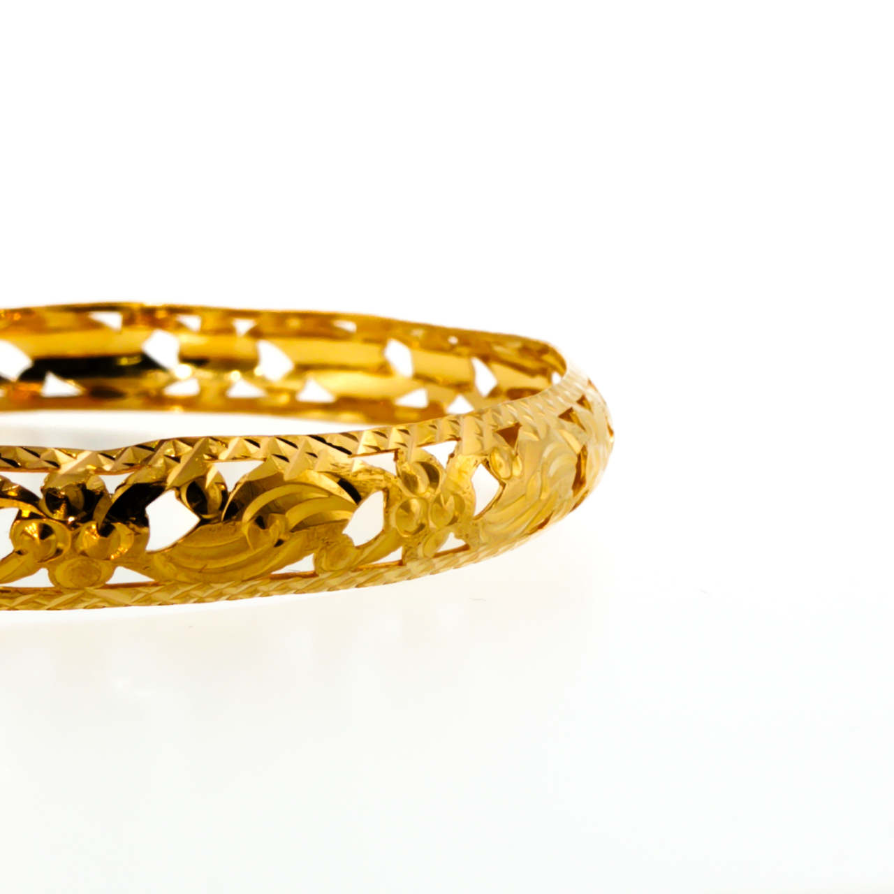 22ct Yellow Gold Pierced Scrollwork Bangle | Hallmarked 22ct #70638 22ct Yellow Gold Pierced Scrollwork Bangle | Hallmarked 22ct #70638 - Image 9