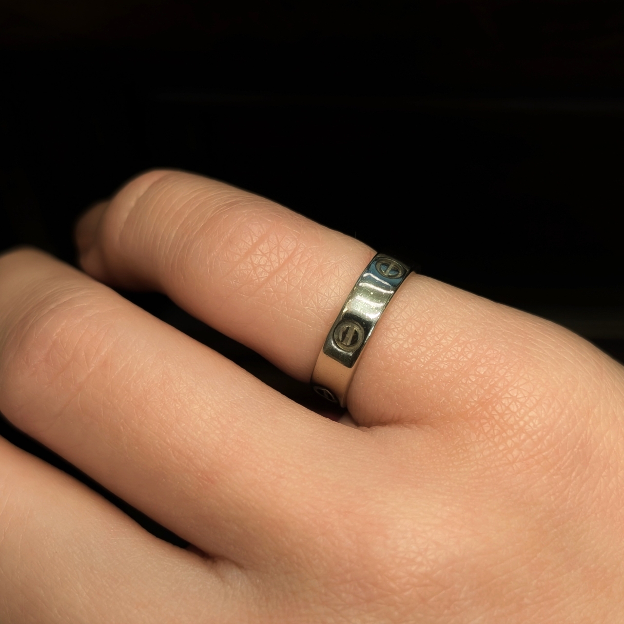 18ct White Gold Screw Motif Band Ring | 4mm | Size H½ #71258 18ct White Gold Screw Motif Band Ring | 4mm | Size H½ #71258 - Image 2