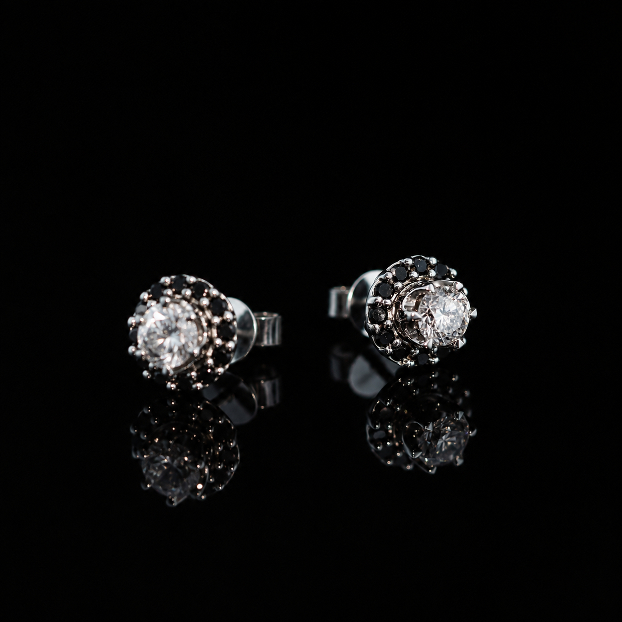 18ct White Gold 0.84ct E/VVS2 Diamond studs with 14ct White gold Black Diamond Halo + Val #71425 18ct White Gold 0.84ct E/VVS2 Diamond studs with 14ct White gold Black Diamond Halo + Val #71425
