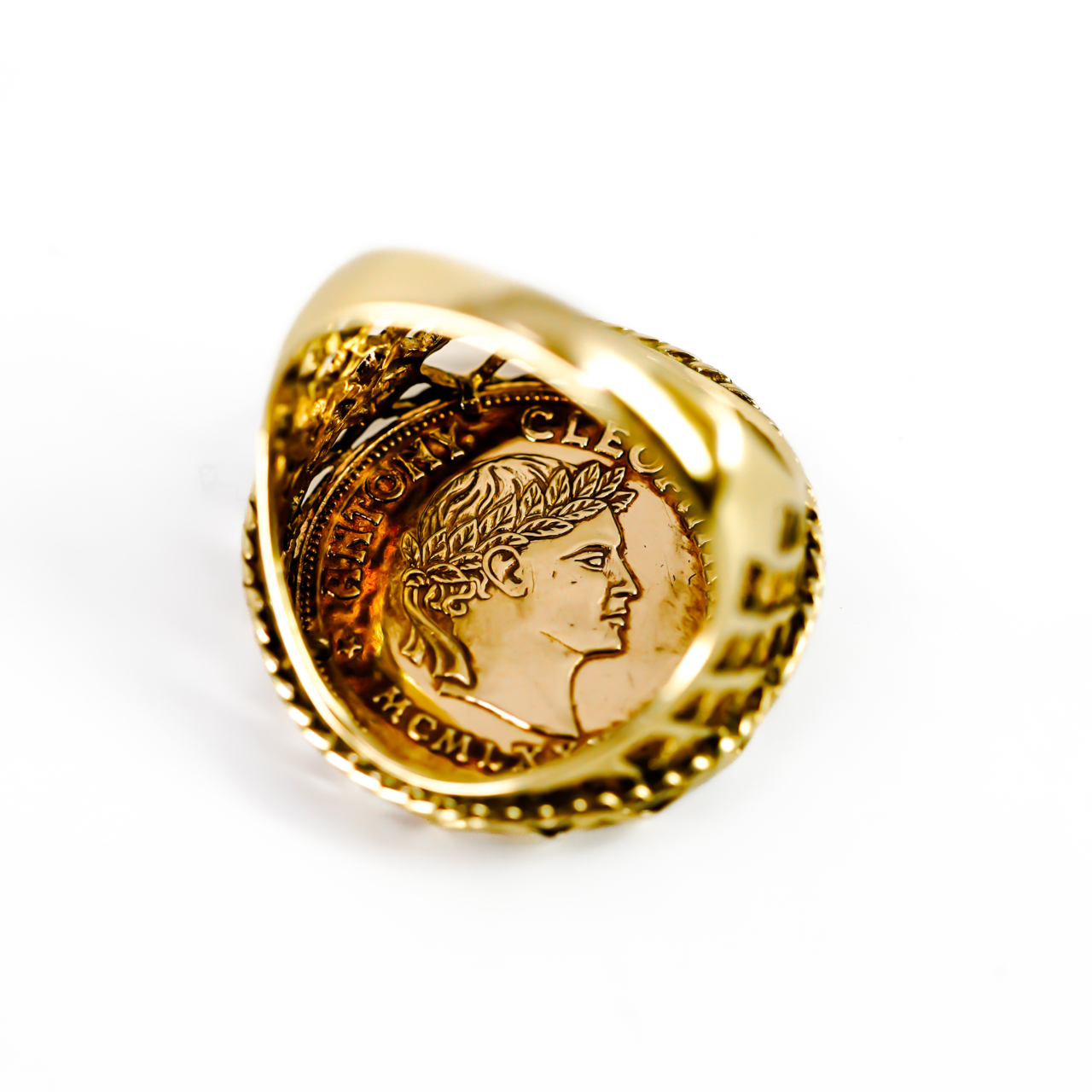 9ct Yellow Gold Cleopatra & Marc Antony Coin Style Ring | 5.7g | Size M #72099 9ct Yellow Gold Cleopatra & Marc Antony Coin Style Ring | 5.7g | Size M #72099 - Image 7