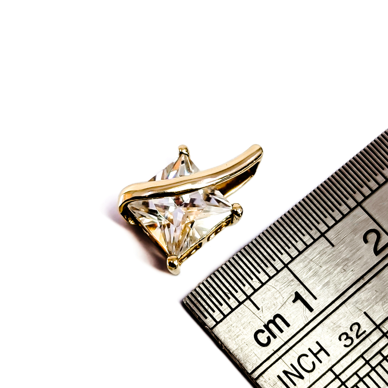 9ct Yellow Gold Cubic Zirconia Pendant | 8mm Stone | 1.9g #71341 9ct Yellow Gold Cubic Zirconia Pendant | 8mm Stone | 1.9g #71341 - Image 3
