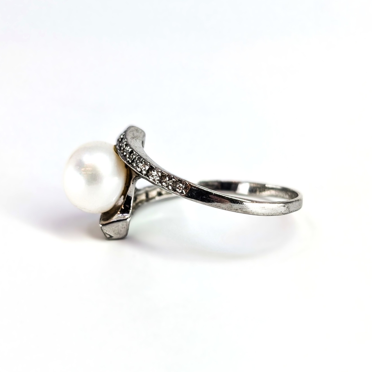 Sterling Silver Button Pearl & Cubic Zirconia Ring | 2.4g | Size R1/2 #71841 Sterling Silver Button Pearl & Cubic Zirconia Ring | 2.4g | Size R1/2 #71841 - Image 3